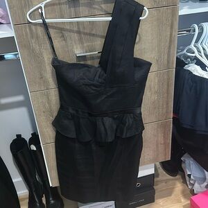 Bebe blk cocktail dress size 6, sweetheart with one shoulder strap.